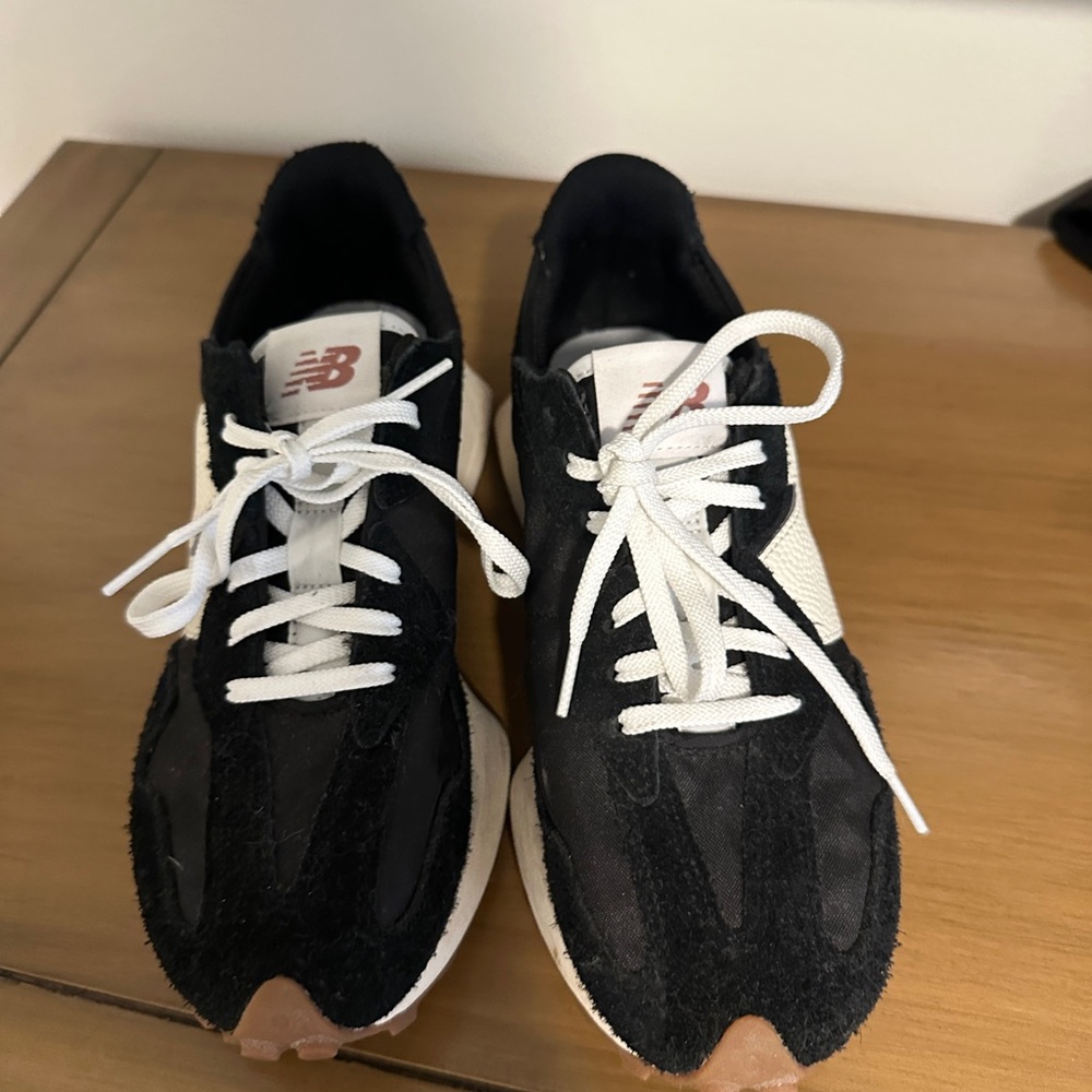 New Balance Women’s  Black and White Sneakers-worn only 3 times